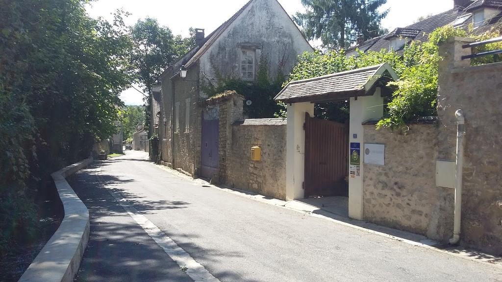 Chambres D'Hotes Villa De Vienne-En-Arthies Luaran gambar
